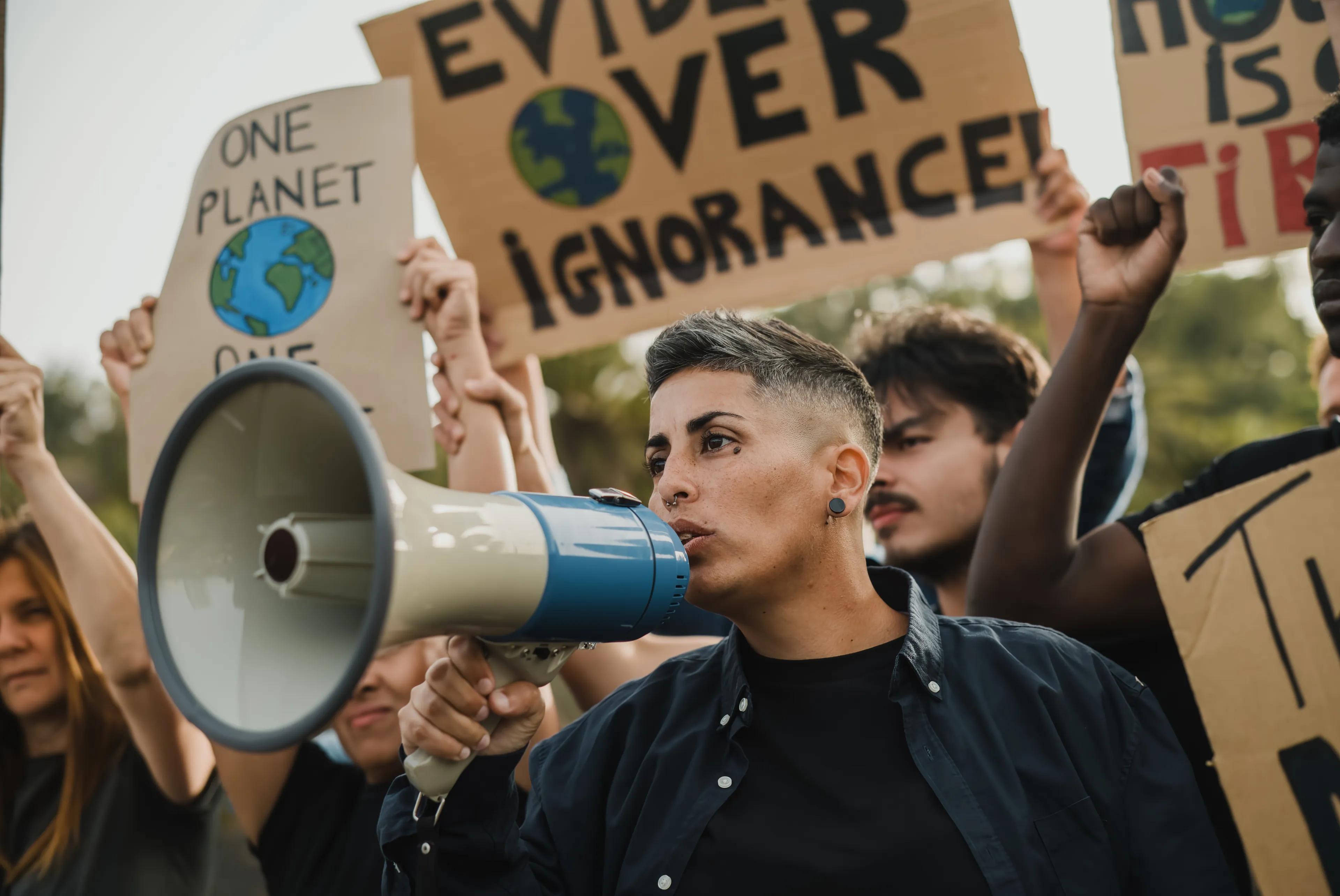 Eine Demonstrantin bei einer Klimaschutzdemonstration. 